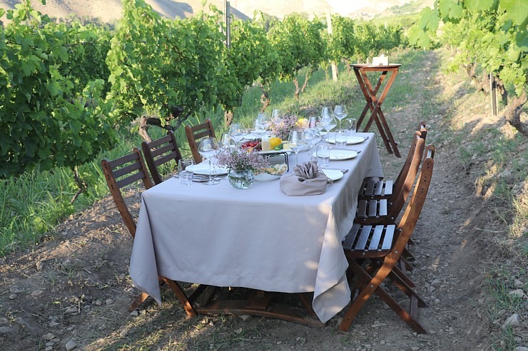 Travelnews.lv Armēnijā izbauda bagātīgas vakariņas vīnogu laukā kopā ar «Areni Wine Winery». Sadarbībā ar airBaltic Travelnews.lv Armēnijā izbauda bagātīgas vakariņas vīnogu laukā kopā ar «Areni Wine Winery». Sadarbībā ar airBaltic 341470