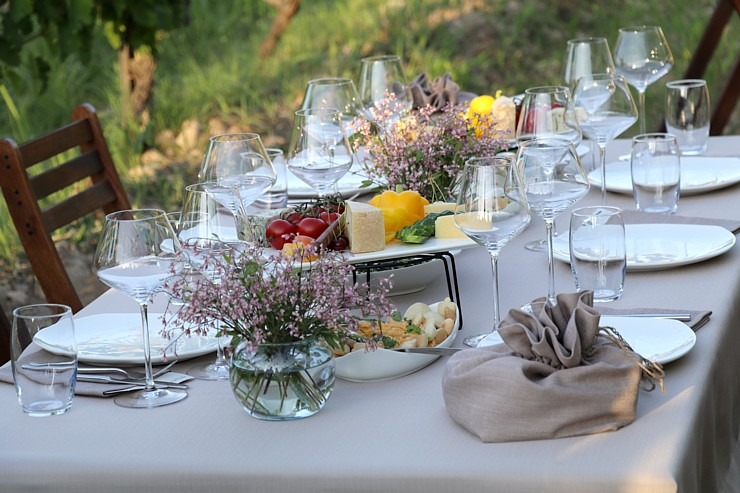 Travelnews.lv Armēnijā izbauda bagātīgas vakariņas vīnogu laukā kopā ar «Areni Wine Winery». Sadarbībā ar airBaltic Travelnews.lv Armēnijā izbauda bagātīgas vakariņas vīnogu laukā kopā ar «Areni Wine Winery». Sadarbībā ar airBaltic 341471