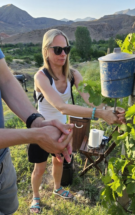 Travelnews.lv Armēnijā izbauda bagātīgas vakariņas vīnogu laukā kopā ar «Areni Wine Winery». Sadarbībā ar airBaltic Travelnews.lv Armēnijā izbauda bagātīgas vakariņas vīnogu laukā kopā ar «Areni Wine Winery». Sadarbībā ar airBaltic 341472