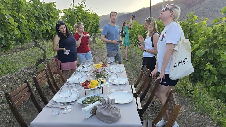 Travelnews.lv Armēnijā izbauda bagātīgas vakariņas vīnogu laukā kopā ar «Areni Wine Winery». Sadarbībā ar airBaltic Travelnews.lv Armēnijā izbauda bagātīgas vakariņas vīnogu laukā kopā ar «Areni Wine Winery». Sadarbībā ar airBaltic 341474