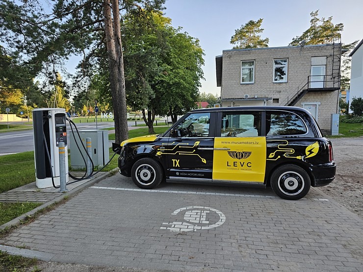 Travelnews.lv apceļo Pierīgu ar Londonā populāro sešvietīgo hibrīddzinēja taksi «LEVC TX» 341646
