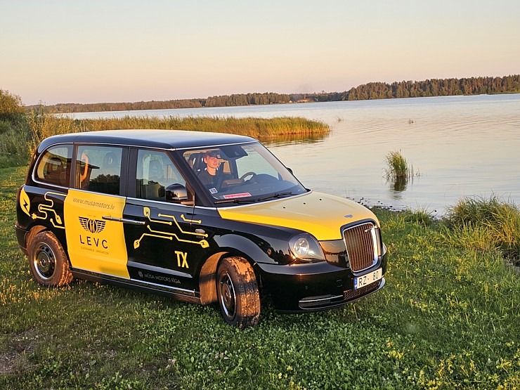 Travelnews.lv apceļo Pierīgu ar Londonā populāro sešvietīgo hibrīddzinēja taksi «LEVC TX» 341629