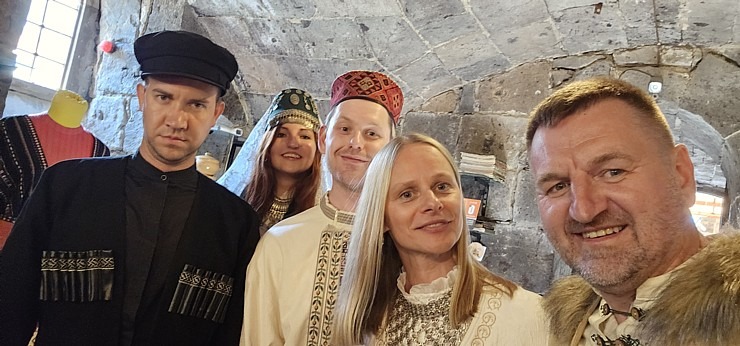 Travelnews.lv Armēnijas pilsētā Gjumri pielaiko un iepazīst armēņu tautas tērpus. Sadarbībā ar airBaltic Travelnews.lv Armēnijas pilsētā Gjumri pielaiko un iepazīst armēņu tautas tērpus. Sadarbībā ar airBaltic 342569