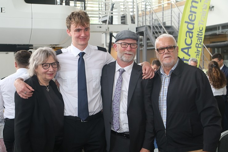 «airBaltic» Pilotu akademija svin piekto gadadienu 342650