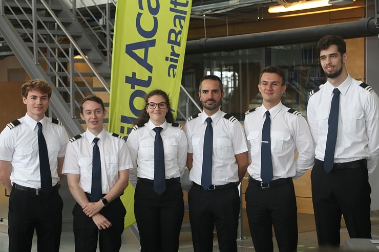 «airBaltic» Pilotu akademija svin piekto gadadienu 342624
