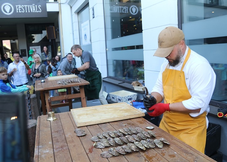 Rīgas restorāns «Buržujs» jau 12. reizi rīko grandiozu «Austeru festivāls», kur viesi apēd 12 000 austeres 343323