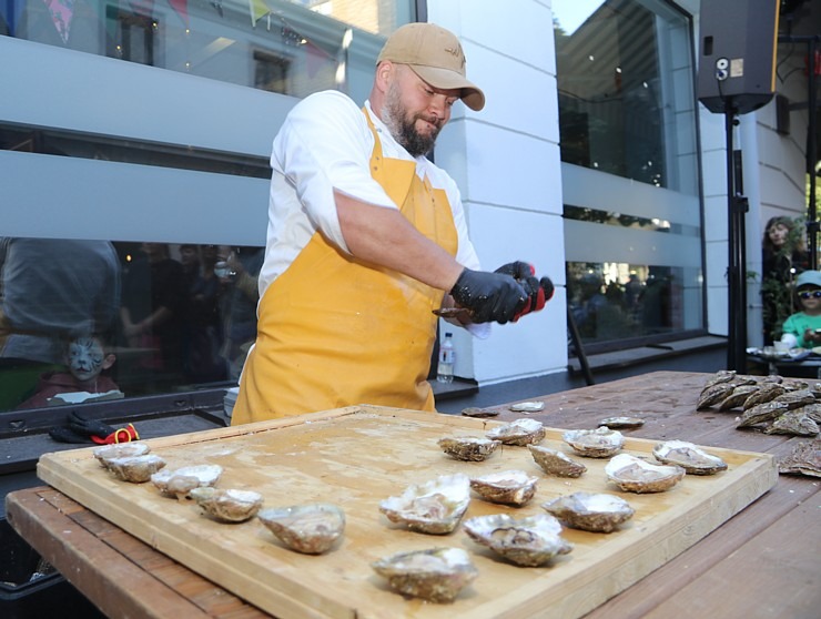 Rīgas restorāns «Buržujs» jau 12. reizi rīko grandiozu «Austeru festivāls», kur viesi apēd 12 000 austeres 343325