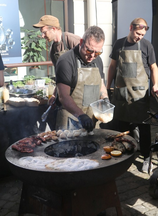 Rīgas restorāns «Buržujs» jau 12. reizi rīko grandiozu «Austeru festivāls», kur viesi apēd 12 000 austeres 343310