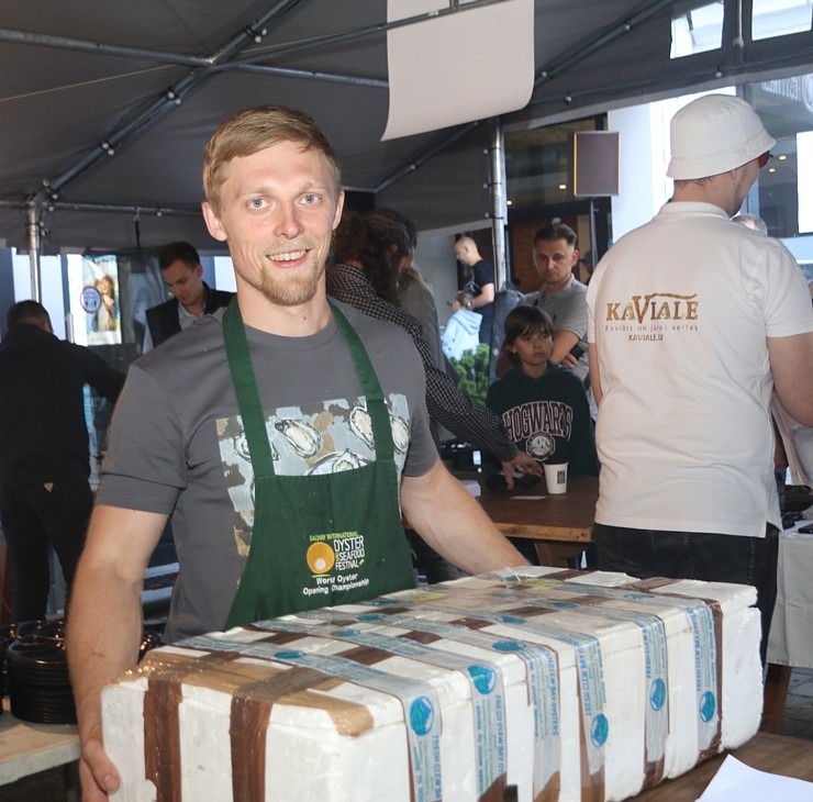 Rīgas restorāns «Buržujs» jau 12. reizi rīko grandiozu «Austeru festivāls», kur viesi apēd 12 000 austeres 343346