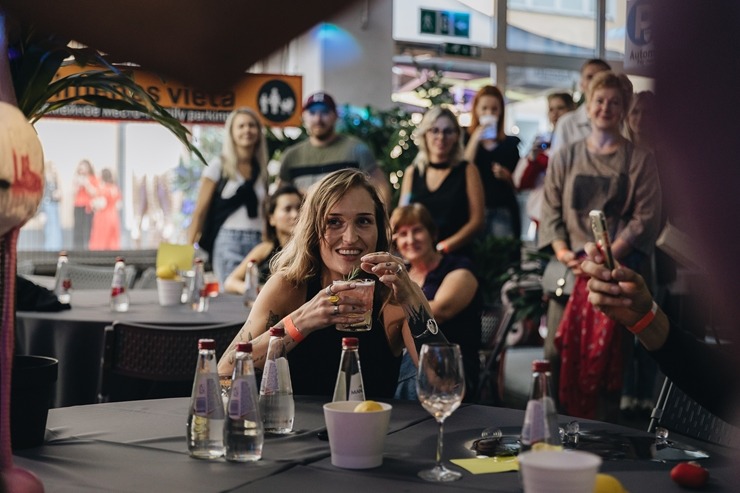 Pasaules kokteiļu čempions Staņislavs Jonāns ir lepns par «Rīgas kokteiļu festivālu 2023». Foto: brandins.lv 343534