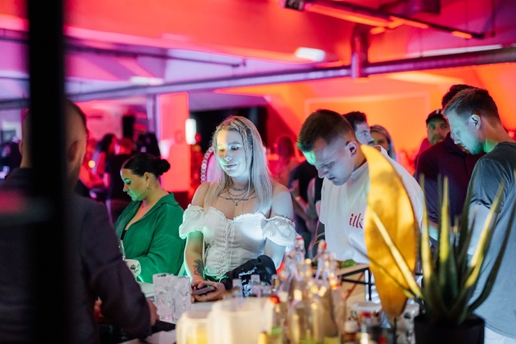 Pasaules kokteiļu čempions Staņislavs Jonāns ir lepns par «Rīgas kokteiļu festivālu 2023». Foto: brandins.lv 343535