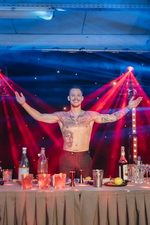 Pasaules kokteiļu čempions Staņislavs Jonāns ir lepns par «Rīgas kokteiļu festivālu 2023». Foto: brandins.lv 343519