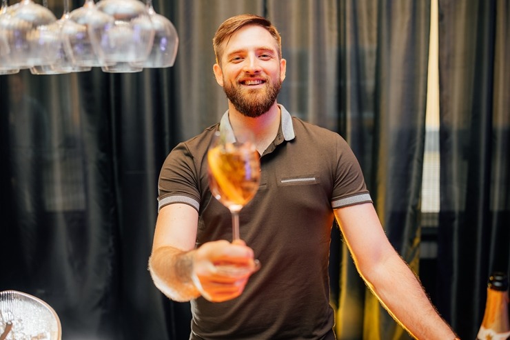 Pasaules kokteiļu čempions Staņislavs Jonāns ir lepns par «Rīgas kokteiļu festivālu 2023». Foto: brandins.lv 343524