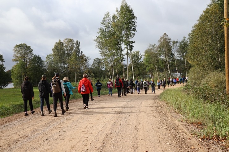 Krāslavas novada iedzīvotāji un viesi dodas rudens pārgājienā apkārt Ežezeram. Foto: Viktors Kalniss, Tatjana Kozačuka, Sanita Karpoviča 344211