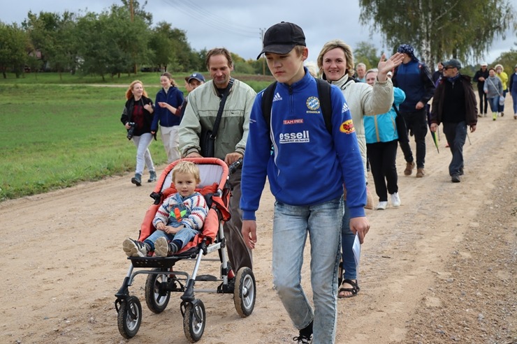 Krāslavas novada iedzīvotāji un viesi dodas rudens pārgājienā apkārt Ežezeram. Foto: Viktors Kalniss, Tatjana Kozačuka, Sanita Karpoviča 344214