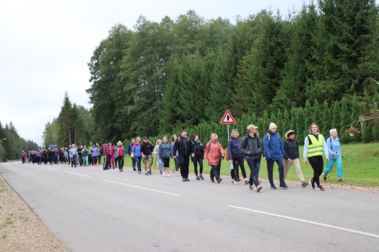 Krāslavas novada iedzīvotāji un viesi dodas rudens pārgājienā apkārt Ežezeram. Foto: Viktors Kalniss, Tatjana Kozačuka, Sanita Karpoviča 344202