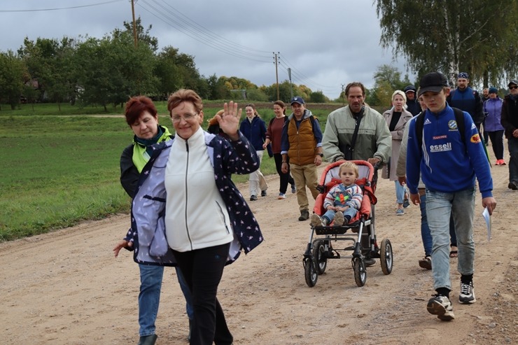 Krāslavas novada iedzīvotāji un viesi dodas rudens pārgājienā apkārt Ežezeram. Foto: Viktors Kalniss, Tatjana Kozačuka, Sanita Karpoviča Krāslavas novada iedzīvotāji un viesi dodas rudens pārgājienā apkārt Ežezeram. Foto: Viktors Kalniss, Tatjana Kozačuka, Sanita Karpoviča 344221