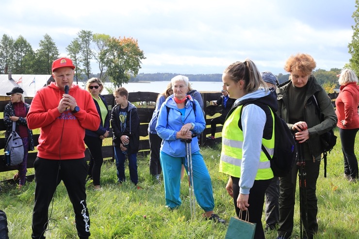 Krāslavas novada iedzīvotāji un viesi dodas rudens pārgājienā apkārt Ežezeram. Foto: Viktors Kalniss, Tatjana Kozačuka, Sanita Karpoviča 344223