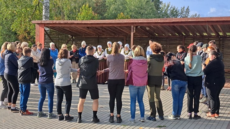 Krāslavas novada iedzīvotāji un viesi dodas rudens pārgājienā apkārt Ežezeram. Foto: Viktors Kalniss, Tatjana Kozačuka, Sanita Karpoviča 344231