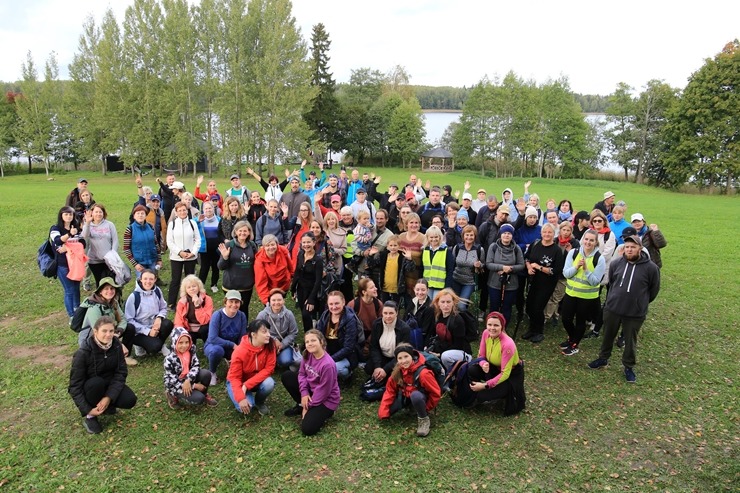 Krāslavas novada iedzīvotāji un viesi dodas rudens pārgājienā apkārt Ežezeram. Foto: Viktors Kalniss, Tatjana Kozačuka, Sanita Karpoviča Krāslavas novada iedzīvotāji un viesi dodas rudens pārgājienā apkārt Ežezeram. Foto: Viktors Kalniss, Tatjana Kozačuka, Sanita Karpoviča 344235