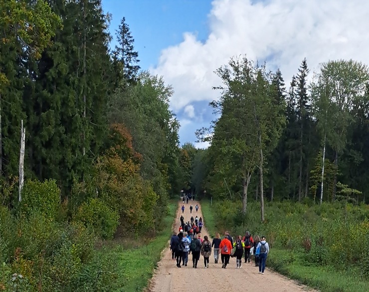 Krāslavas novada iedzīvotāji un viesi dodas rudens pārgājienā apkārt Ežezeram. Foto: Viktors Kalniss, Tatjana Kozačuka, Sanita Karpoviča 344208
