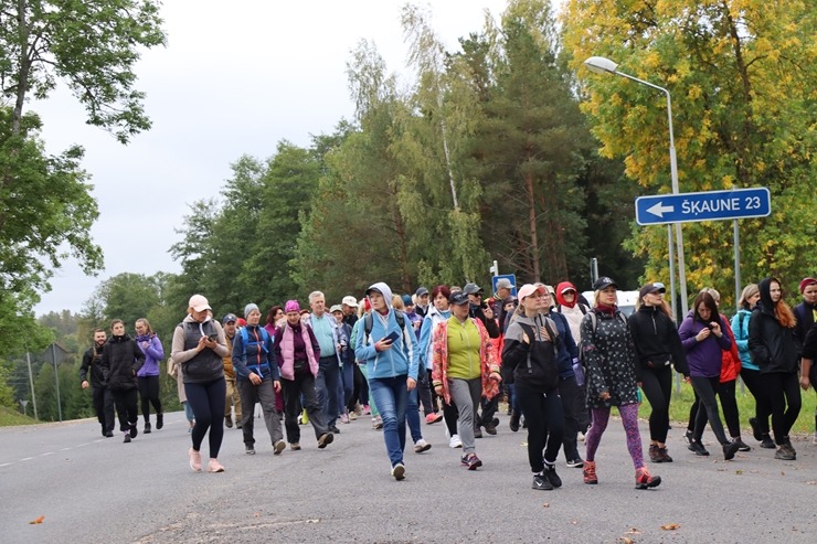 Krāslavas novada iedzīvotāji un viesi dodas rudens pārgājienā apkārt Ežezeram. Foto: Viktors Kalniss, Tatjana Kozačuka, Sanita Karpoviča 344209