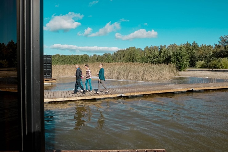 Pie gleznaina ezera Zemgalē atklāj romantiskas naktsmītnes – «Zebrus resort». Foto: Zebrus resort 344273
