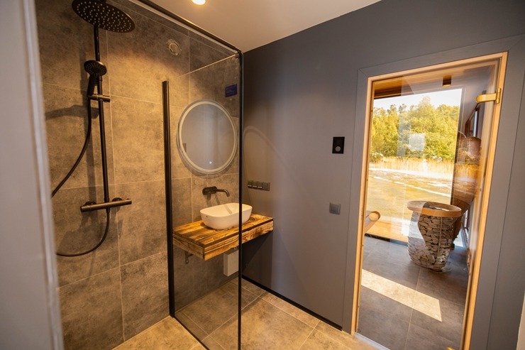 Pie gleznaina ezera Zemgalē atklāj romantiskas naktsmītnes – «Zebrus resort». Foto: Zebrus resort 344277