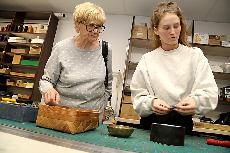 Apmeklējam dabīgās ādas apstrādes un aksesuāru uzņēmuma «Dunense» meistarklasi kopā ar LIAA un ALTA Apmeklējam dabīgās ādas apstrādes un aksesuāru uzņēmuma «Dunense» meistarklasi kopā ar LIAA un ALTA 345082