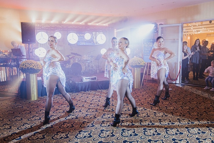 «Baltic Beach Hotel & SPA» pulcē draugus uz dāsnuma un izdevīgo piedāvājumu gadatirgu «Saulainā nakts». Foto: Artis Veigurs «Baltic Beach Hotel & SPA» pulcē draugus uz dāsnuma un izdevīgo piedāvājumu gadatirgu «Saulainā nakts». Foto: Artis Veigurs 345171