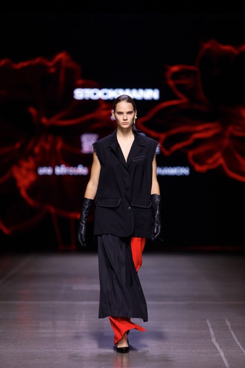 Rīgas modes nedēļa piedāvā iepazīties ar kolekciju STOCKMANN x LATVIAN DESIGNERS no Latvijas. Foto: Mark Litvyakov Rīgas modes nedēļa piedāvā iepazīties ar kolekciju STOCKMANN x LATVIAN DESIGNERS no Latvijas. Foto: Mark Litvyakov 345692