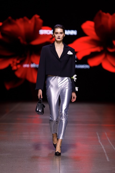 Rīgas modes nedēļa piedāvā iepazīties ar kolekciju STOCKMANN x LATVIAN DESIGNERS no Latvijas. Foto: Mark Litvyakov Rīgas modes nedēļa piedāvā iepazīties ar kolekciju STOCKMANN x LATVIAN DESIGNERS no Latvijas. Foto: Mark Litvyakov 345696