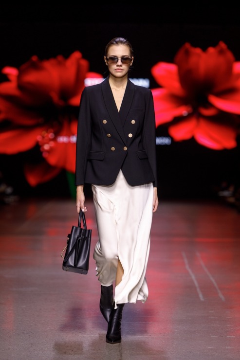 Rīgas modes nedēļa piedāvā iepazīties ar kolekciju STOCKMANN x LATVIAN DESIGNERS no Latvijas. Foto: Mark Litvyakov Rīgas modes nedēļa piedāvā iepazīties ar kolekciju STOCKMANN x LATVIAN DESIGNERS no Latvijas. Foto: Mark Litvyakov 345698