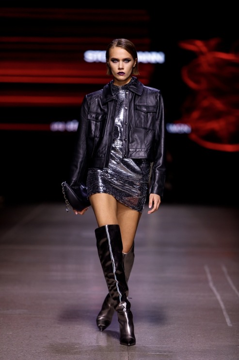 Rīgas modes nedēļa piedāvā iepazīties ar kolekciju STOCKMANN x LATVIAN DESIGNERS no Latvijas. Foto: Mark Litvyakov Rīgas modes nedēļa piedāvā iepazīties ar kolekciju STOCKMANN x LATVIAN DESIGNERS no Latvijas. Foto: Mark Litvyakov 345699