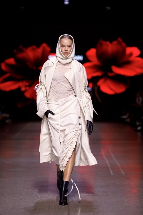Rīgas modes nedēļa piedāvā iepazīties ar kolekciju STOCKMANN x LATVIAN DESIGNERS no Latvijas. Foto: Mark Litvyakov Rīgas modes nedēļa piedāvā iepazīties ar kolekciju STOCKMANN x LATVIAN DESIGNERS no Latvijas. Foto: Mark Litvyakov 345701