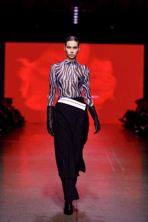 Rīgas modes nedēļa piedāvā iepazīties ar kolekciju STOCKMANN x LATVIAN DESIGNERS no Latvijas. Foto: Mark Litvyakov Rīgas modes nedēļa piedāvā iepazīties ar kolekciju STOCKMANN x LATVIAN DESIGNERS no Latvijas. Foto: Mark Litvyakov 345703