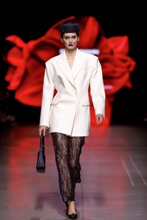 Rīgas modes nedēļa piedāvā iepazīties ar kolekciju STOCKMANN x LATVIAN DESIGNERS no Latvijas. Foto: Mark Litvyakov Rīgas modes nedēļa piedāvā iepazīties ar kolekciju STOCKMANN x LATVIAN DESIGNERS no Latvijas. Foto: Mark Litvyakov 345705