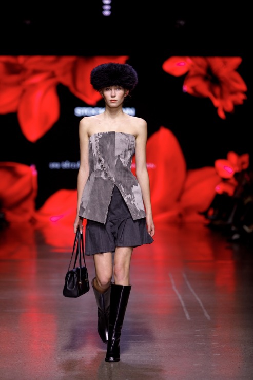 Rīgas modes nedēļa piedāvā iepazīties ar kolekciju STOCKMANN x LATVIAN DESIGNERS no Latvijas. Foto: Mark Litvyakov Rīgas modes nedēļa piedāvā iepazīties ar kolekciju STOCKMANN x LATVIAN DESIGNERS no Latvijas. Foto: Mark Litvyakov 345708