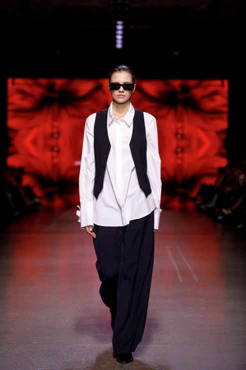 Rīgas modes nedēļa piedāvā iepazīties ar kolekciju STOCKMANN x LATVIAN DESIGNERS no Latvijas. Foto: Mark Litvyakov Rīgas modes nedēļa piedāvā iepazīties ar kolekciju STOCKMANN x LATVIAN DESIGNERS no Latvijas. Foto: Mark Litvyakov 345713