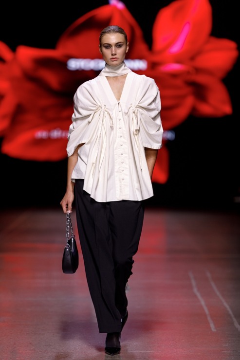 Rīgas modes nedēļa piedāvā iepazīties ar kolekciju STOCKMANN x LATVIAN DESIGNERS no Latvijas. Foto: Mark Litvyakov Rīgas modes nedēļa piedāvā iepazīties ar kolekciju STOCKMANN x LATVIAN DESIGNERS no Latvijas. Foto: Mark Litvyakov 345714