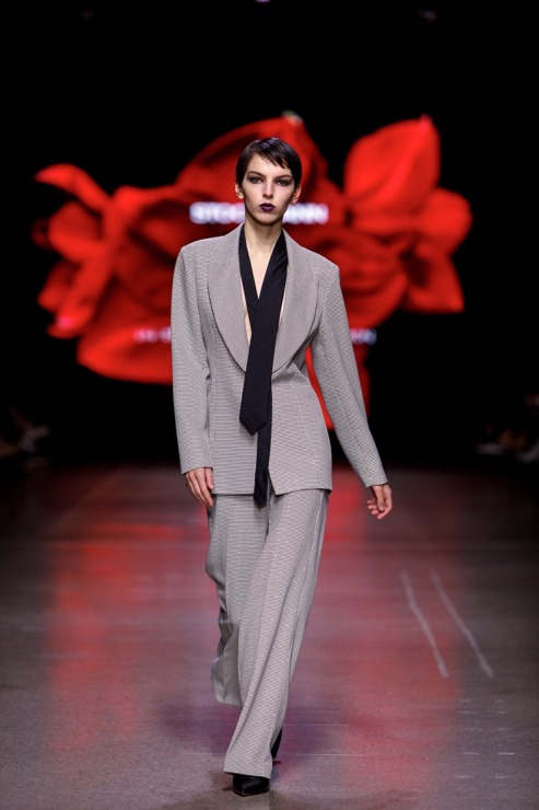 Rīgas modes nedēļa piedāvā iepazīties ar kolekciju STOCKMANN x LATVIAN DESIGNERS no Latvijas. Foto: Mark Litvyakov Rīgas modes nedēļa piedāvā iepazīties ar kolekciju STOCKMANN x LATVIAN DESIGNERS no Latvijas. Foto: Mark Litvyakov 345717