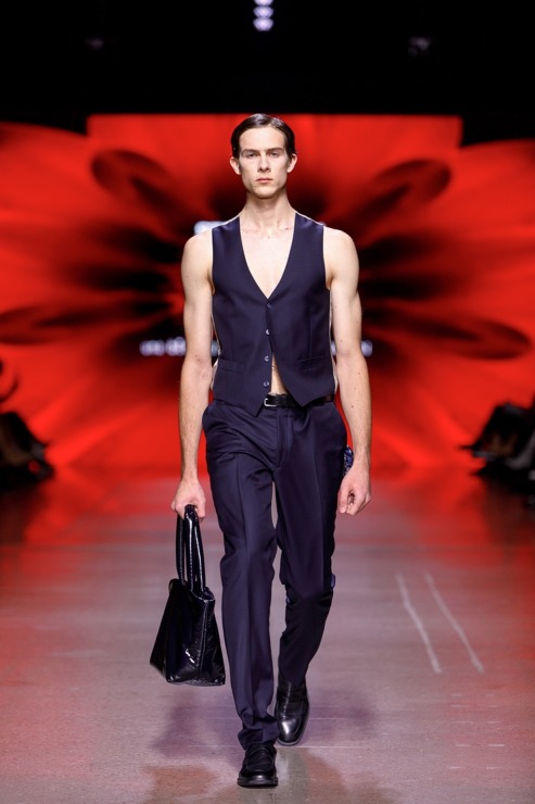 Rīgas modes nedēļa piedāvā iepazīties ar kolekciju STOCKMANN x LATVIAN DESIGNERS no Latvijas. Foto: Mark Litvyakov Rīgas modes nedēļa piedāvā iepazīties ar kolekciju STOCKMANN x LATVIAN DESIGNERS no Latvijas. Foto: Mark Litvyakov 345718