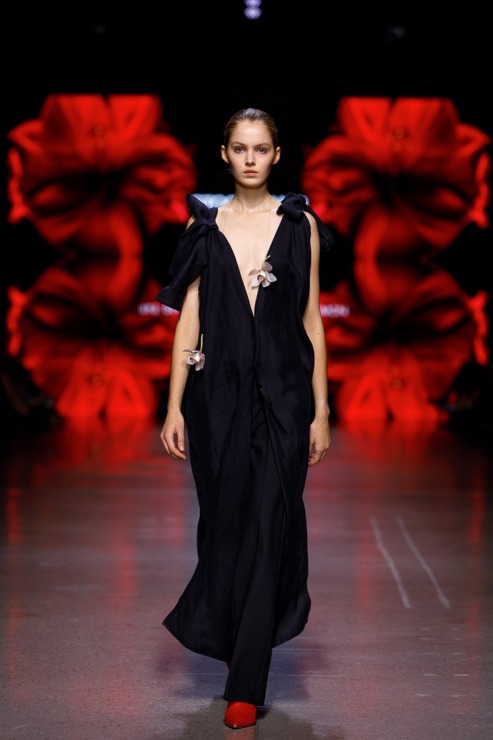 Rīgas modes nedēļa piedāvā iepazīties ar kolekciju STOCKMANN x LATVIAN DESIGNERS no Latvijas. Foto: Mark Litvyakov Rīgas modes nedēļa piedāvā iepazīties ar kolekciju STOCKMANN x LATVIAN DESIGNERS no Latvijas. Foto: Mark Litvyakov 345683