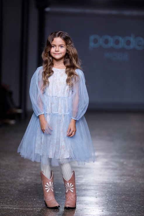Rīgas modes nedēļa piedāvā iepazīties ar bērnu apģērbu kolekciju PAADE MODE no Latvijas. Foto: Mark Litvyakov Rīgas modes nedēļa piedāvā iepazīties ar bērnu apģērbu kolekciju PAADE MODE no Latvijas. Foto: Mark Litvyakov 345919