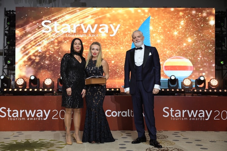 «Coral Travel Baltics» Turcijā svinīgi pateicas Latvijas tūrisma aģentūrām par sadarbību. Foto: CoralTravel.lv «Coral Travel Baltics» Turcijā svinīgi pateicas Latvijas tūrisma aģentūrām par sadarbību. Foto: CoralTravel.lv 346570