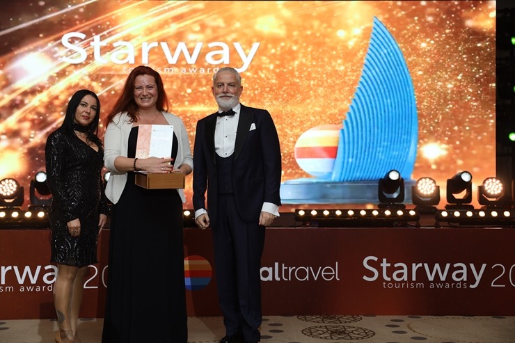 «Coral Travel Baltics» Turcijā svinīgi pateicas Latvijas tūrisma aģentūrām par sadarbību. Foto: CoralTravel.lv 346578