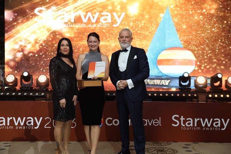 «Coral Travel Baltics» Turcijā svinīgi pateicas Latvijas tūrisma aģentūrām par sadarbību. Foto: CoralTravel.lv «Coral Travel Baltics» Turcijā svinīgi pateicas Latvijas tūrisma aģentūrām par sadarbību. Foto: CoralTravel.lv 346580