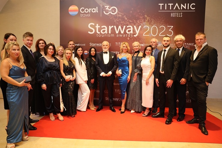 «Coral Travel Baltics» Turcijā svinīgi pateicas Latvijas tūrisma aģentūrām par sadarbību. Foto: CoralTravel.lv 346555