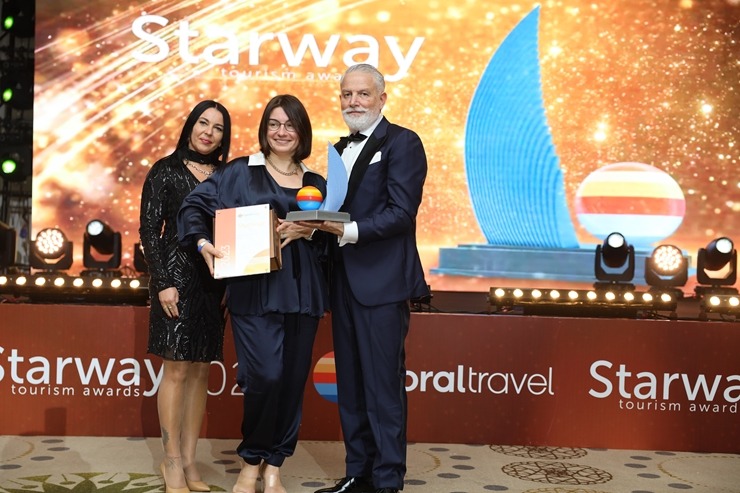 «Coral Travel Baltics» Turcijā svinīgi pateicas Latvijas tūrisma aģentūrām par sadarbību. Foto: CoralTravel.lv «Coral Travel Baltics» Turcijā svinīgi pateicas Latvijas tūrisma aģentūrām par sadarbību. Foto: CoralTravel.lv 346582