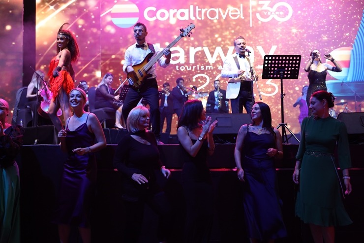«Coral Travel Baltics» Turcijā svinīgi pateicas Latvijas tūrisma aģentūrām par sadarbību. Foto: CoralTravel.lv «Coral Travel Baltics» Turcijā svinīgi pateicas Latvijas tūrisma aģentūrām par sadarbību. Foto: CoralTravel.lv 346594